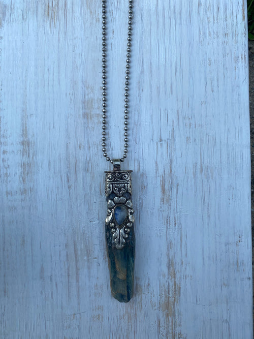 Blue Kyanite XXL & Labradorite in Tibetan Silverwork