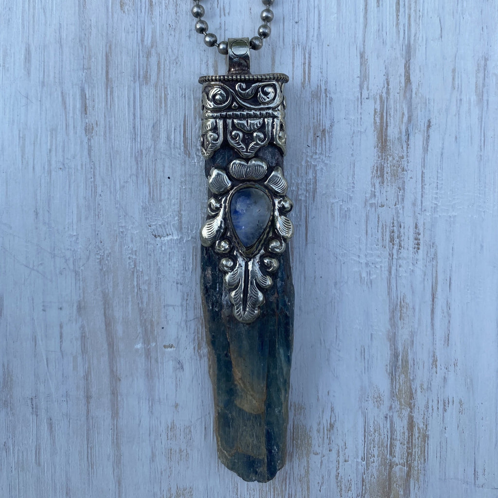 Products Blue Kyanite XXL & Labradorite in Tibetan Silverwork Necklace